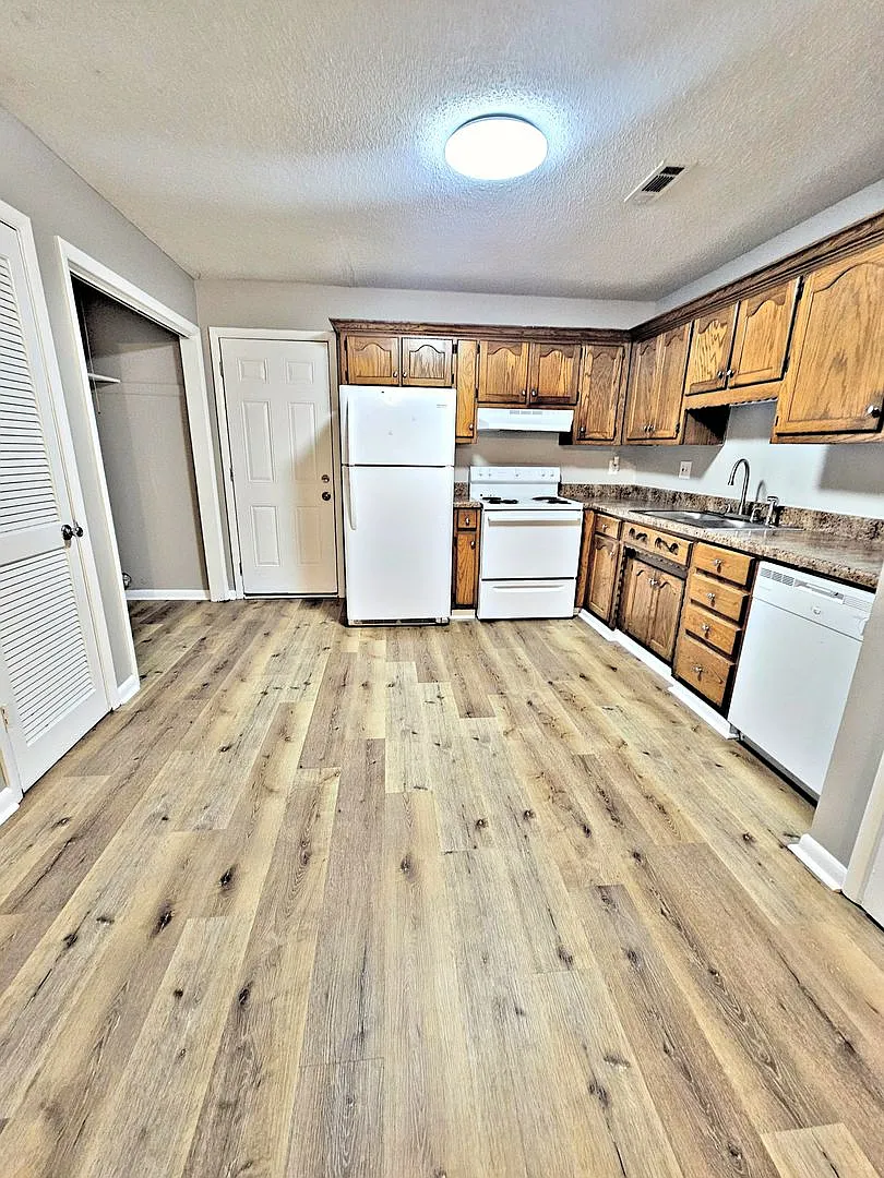 (MER-1) Cedar Lake Garden Apartments — Photo 2