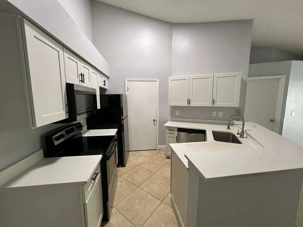 2 bed, 1024 sqft, $2,050 — Photo 3