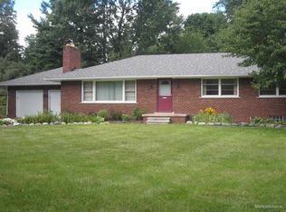 319 Belhaven Dr, Troy, MI 48085