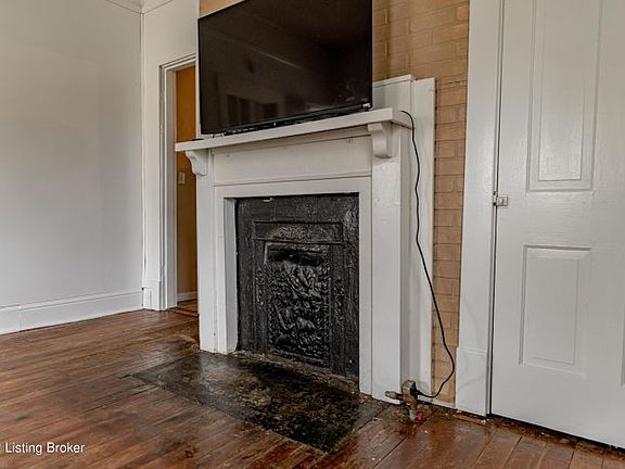 4th image of 453 Main St