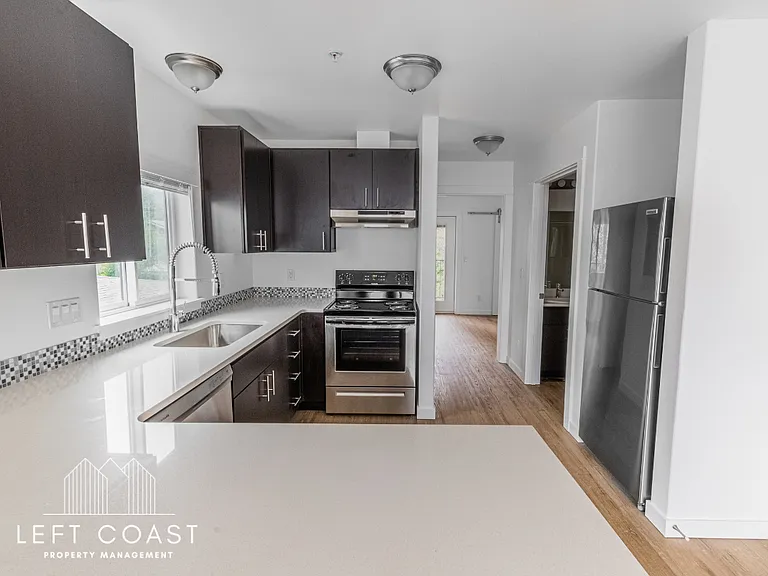 680 SE Highway 101 — Photo 18