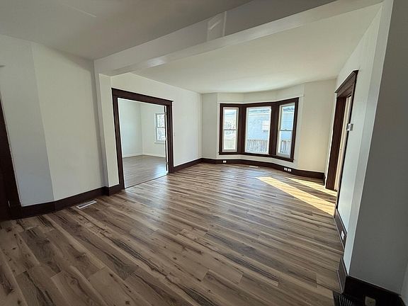 5th image of 421 Lewis St