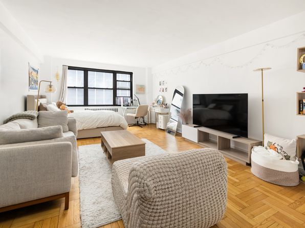 135 E 54th St APT 3C