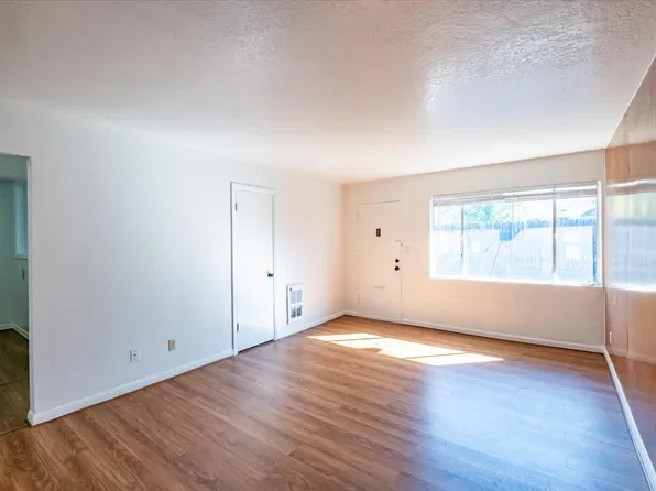 1744 Center St NE, Salem, OR 97301