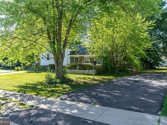 3rd image of 242 Courtney Dr