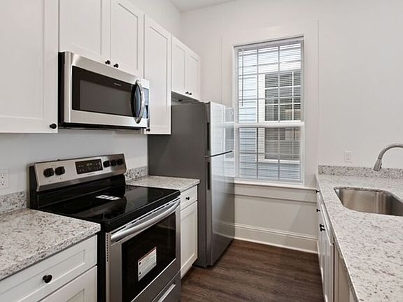 5th image of 3422 Lasalle St #3420