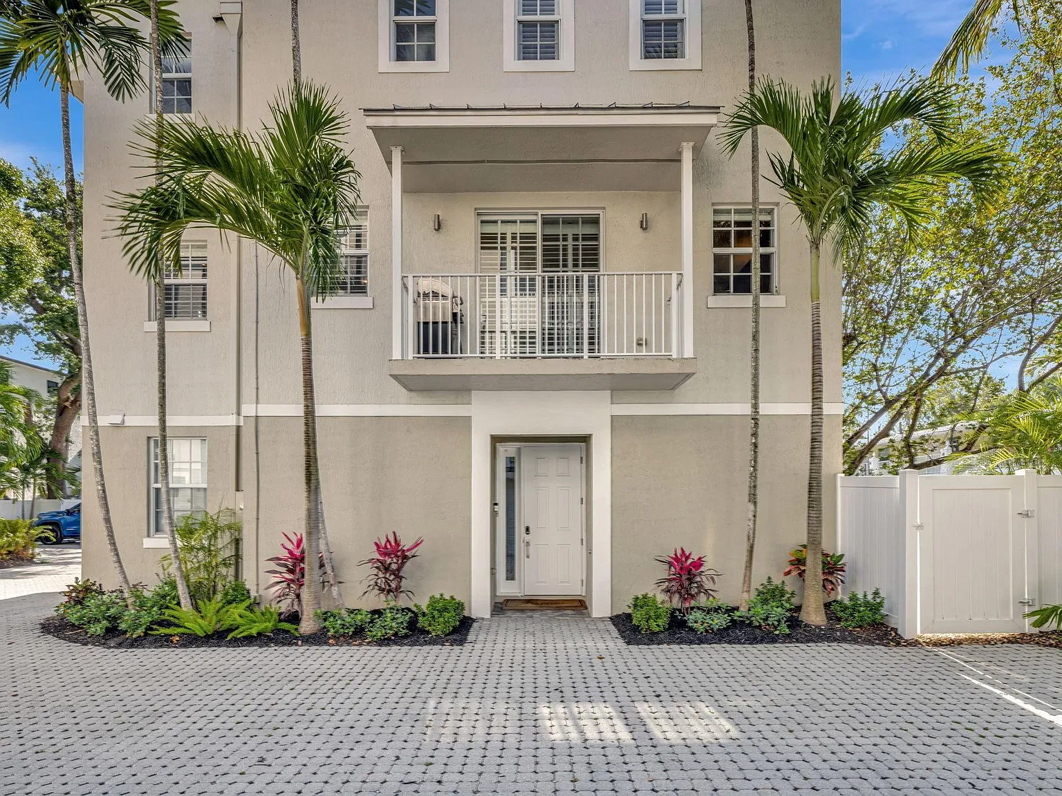 3 bed, 3.5 bath, 2402 sqft, $4,300 — Photo 4