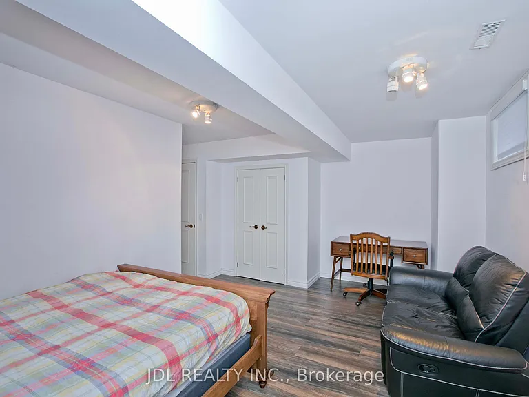 53 Aldershot Cres — Photo 40