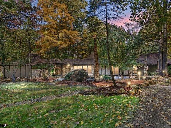 3rd image of 30 Belcher Ln