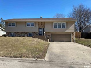 1097 Woodbine Cir E, Galesburg, IL 61401