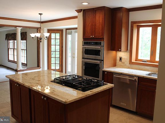 4th image of 10501 Dover Ct