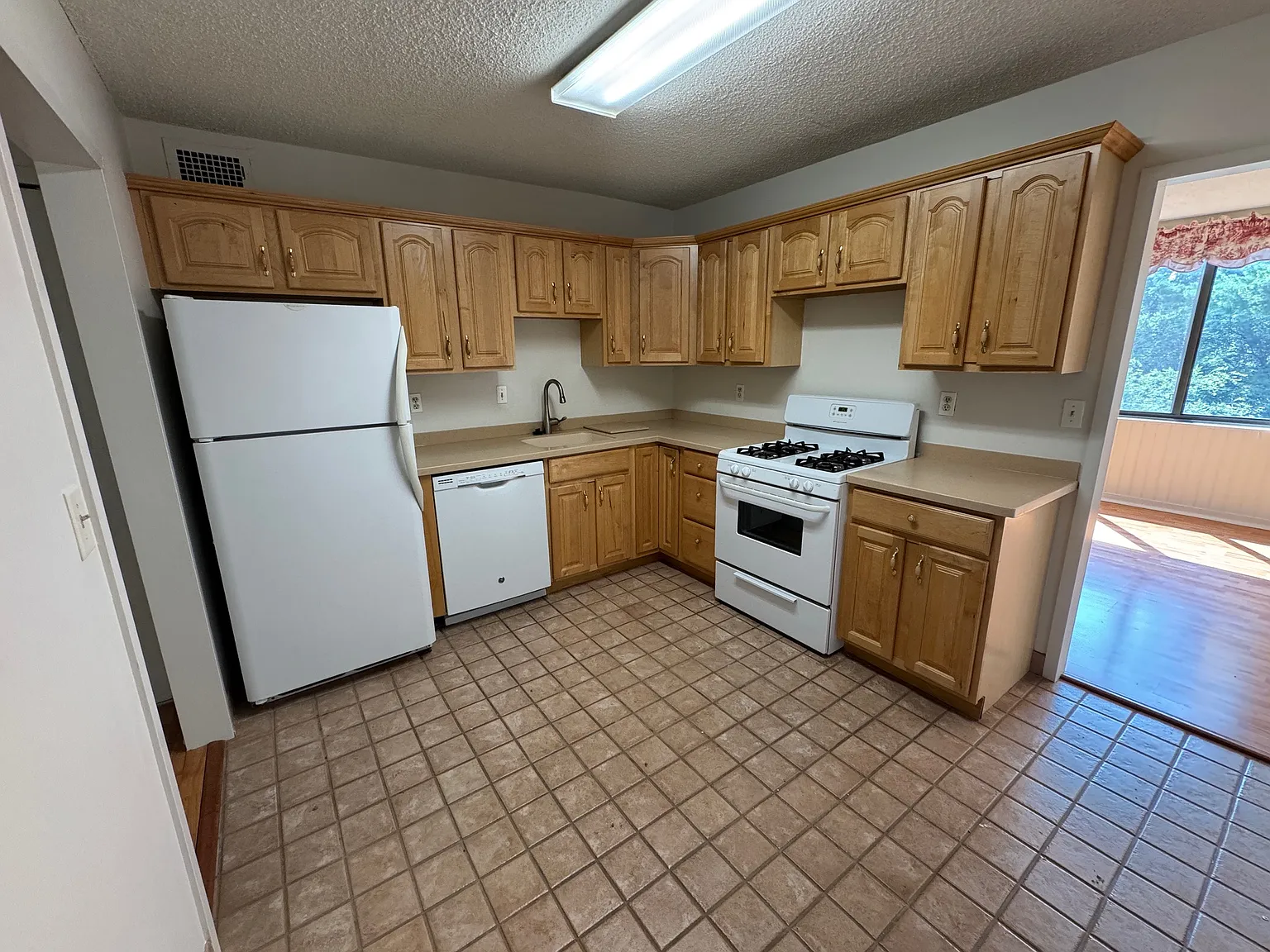 1 bed, 1250 sqft, $2,300 — Photo 4