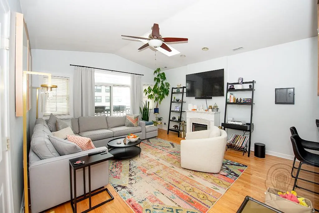 3 bed, 2.0 bath, 1600 sqft, $4,100 — Photo 2