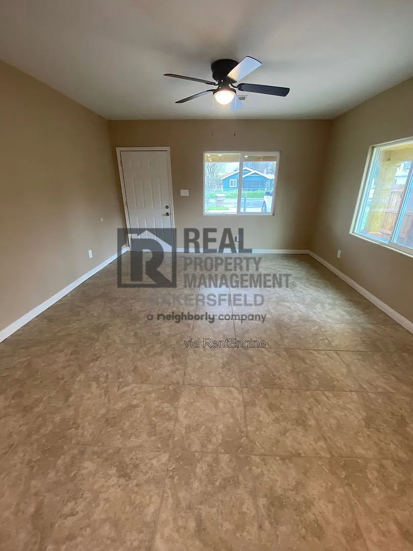3 bed, 2.0 bath, 916 sqft, $2,000 — Photo 3