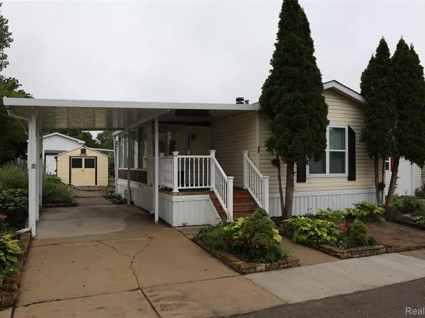 42 Brentwood Dr, White Lake, MI 48386