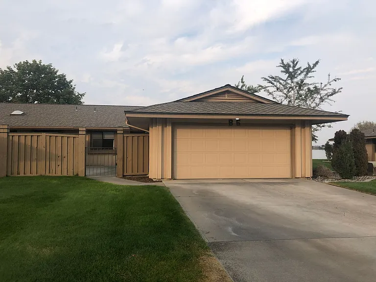 807 Westshore Dr NE #B5 — Photo 1