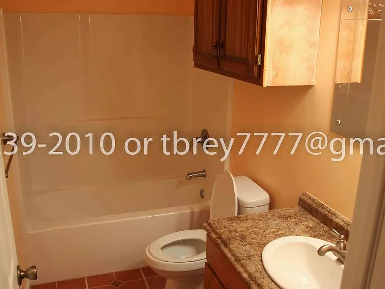 detached suite full bath