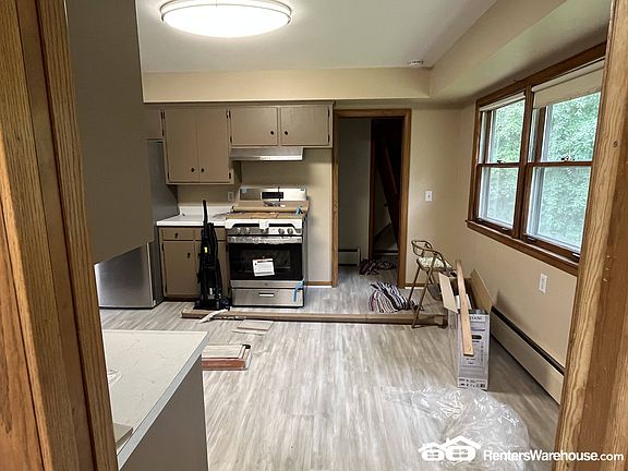 5th image of 30 Logan Ave E