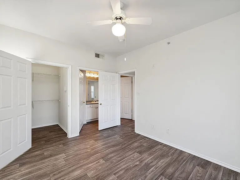Tivoli Apartments — Photo 9