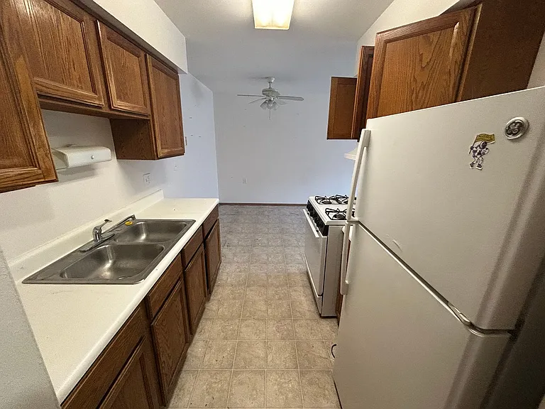 1216 Memorial Dr — Photo 2