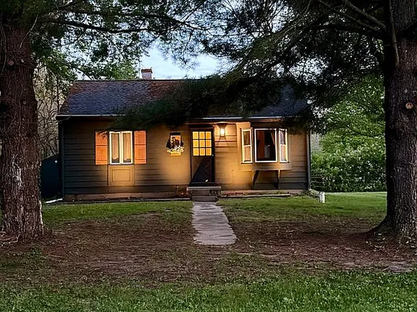 420 Oakdale Rd, Hastings, MI 49058