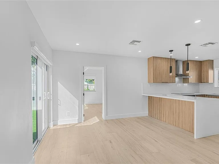 1116 N 31st Ave — Photo 7