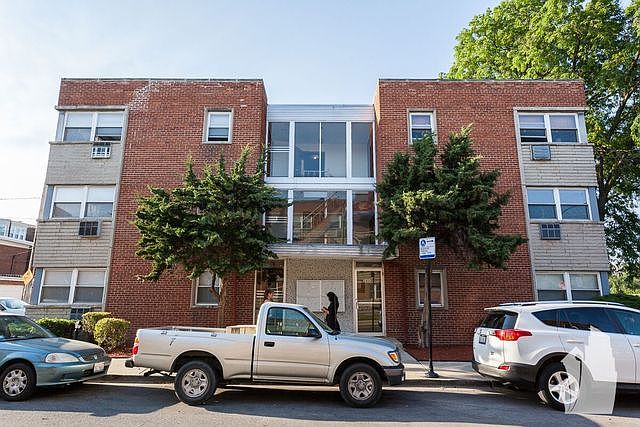 1st image of 2400 W Balmoral Ave APT 3E