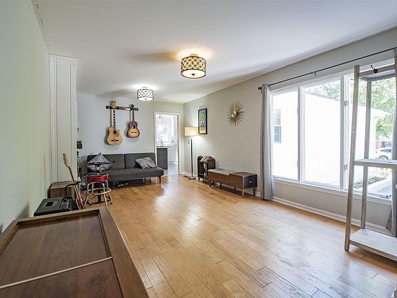 2nd image of 1814 Royal Dr