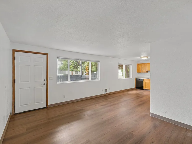 Manhattan Apartments - Normandy Park — Photo 8