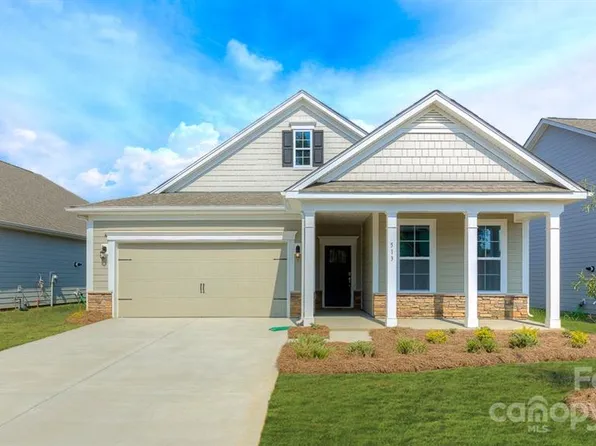 671 Fox Cove Rd, Hendersonville, NC 28792