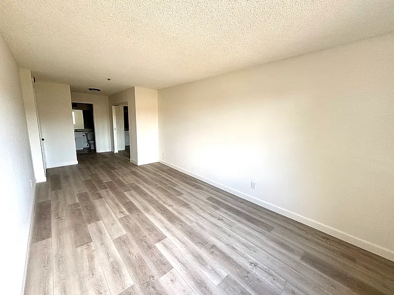 6331 Los Robles Ave #6 — Photo 10