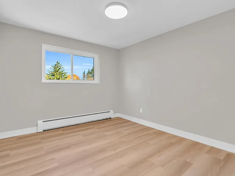 163 Macgregor Cres — Photo 12