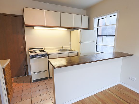 2nd image of 823 W Cornelia Ave APT 318