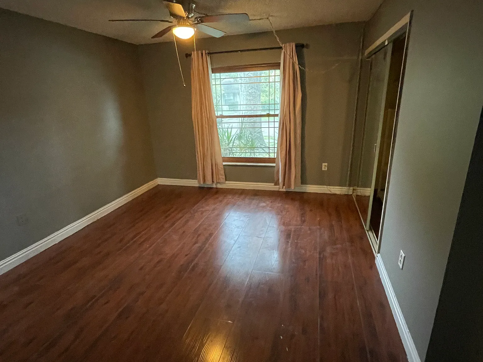 3 bed, 917 sqft, $1,800 — Photo 3