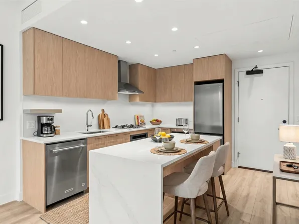 3051 Abbott St #308, Kelowna, BC V1Y 1G9