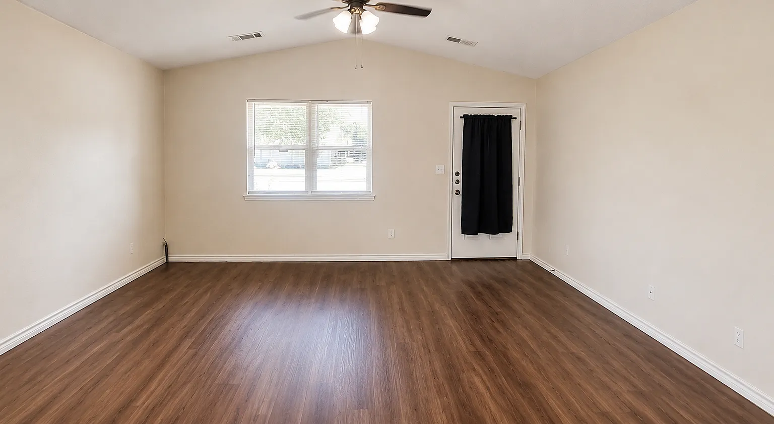 3 bed, 1334 sqft, $1,550 — Photo 2