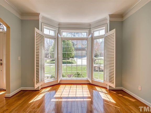 4th image of 303 Englewood Dr