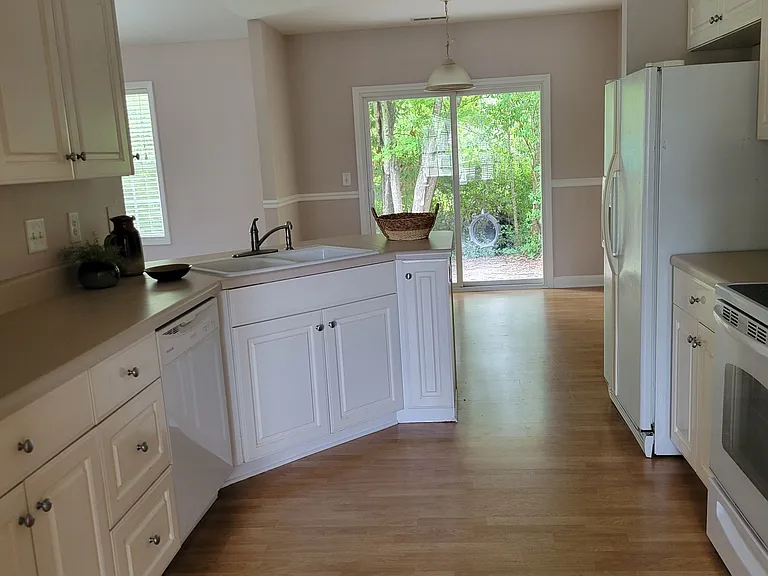 107 Cinema Ct — Photo 4