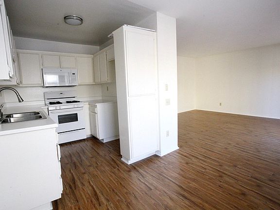 3rd image of 4247 Dixie Canyon Ave APT 207