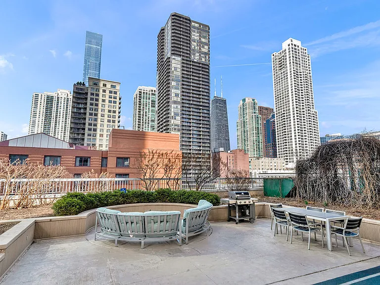 545 N Dearborn St #2510 — Photo 28