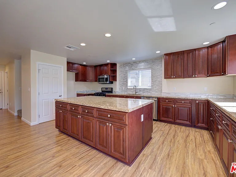 585 Branch St — Photo 4
