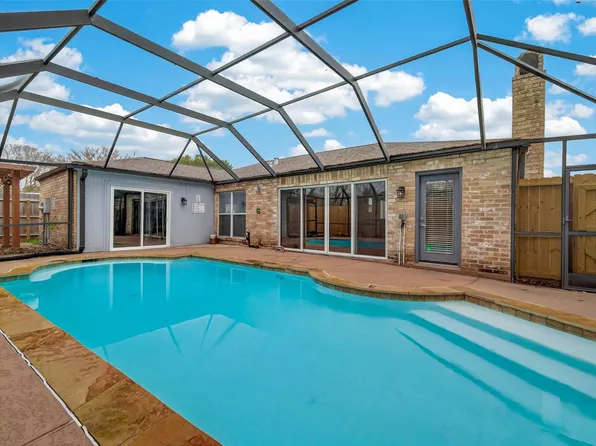 2130 Round Lake Dr, Houston, TX 77077