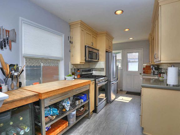 3rd image of 562 Howard St