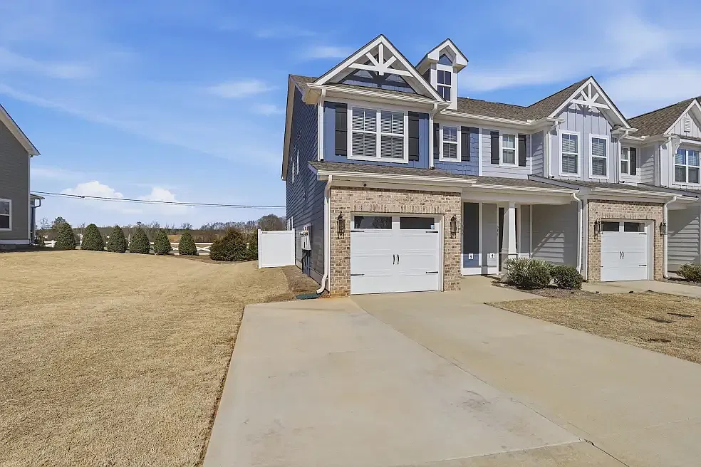 3 bed, 2.5 bath, 2178 sqft, $2,100 — Photo 3