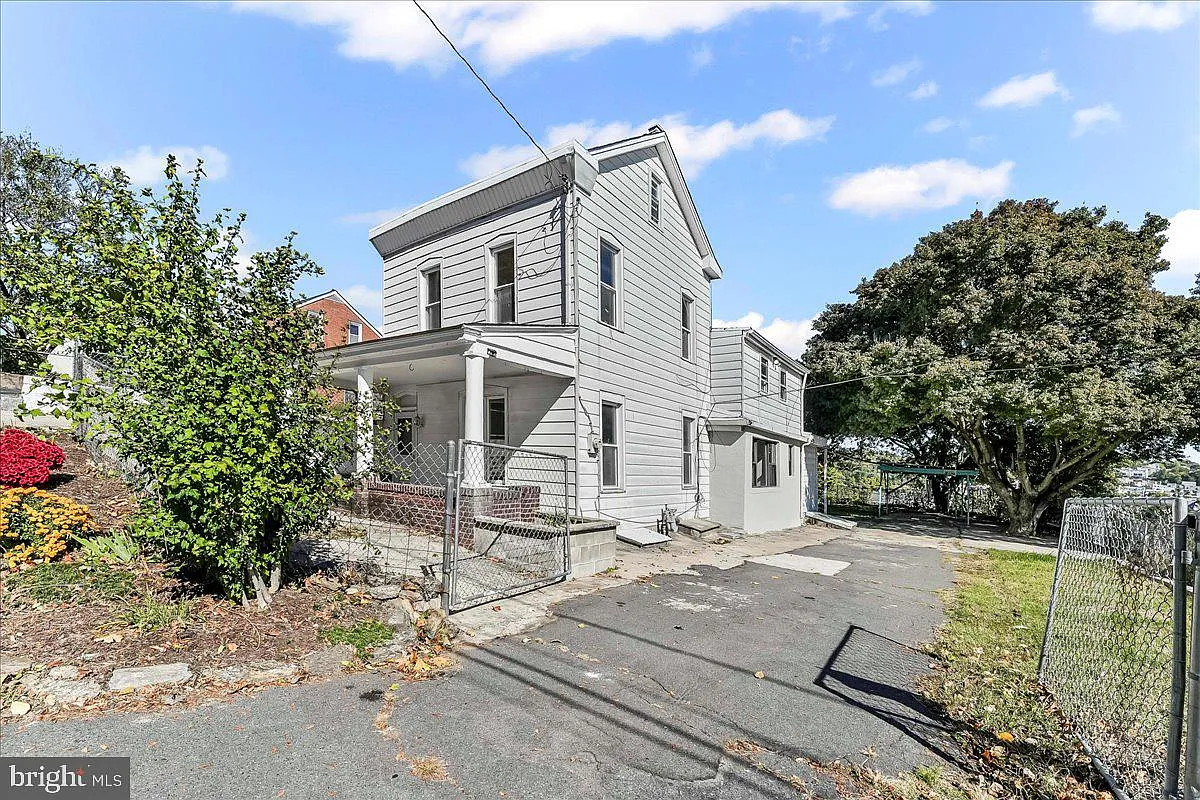 85 Price St photo 1