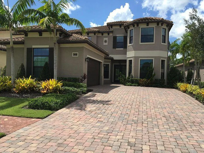 Building Photo - 259 SE Calmo Cir