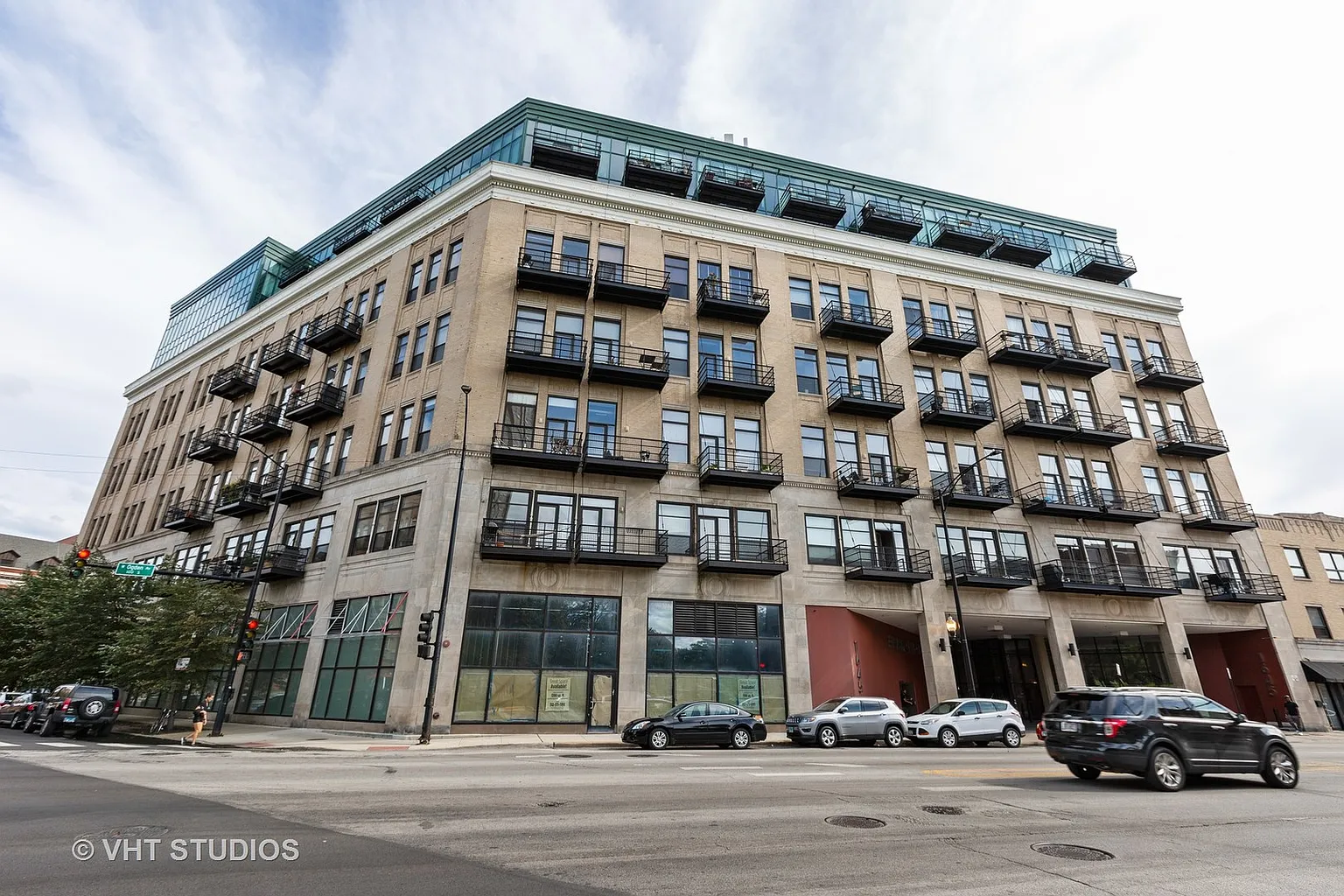 1645 W Ogden Ave Unit 411 photo 1