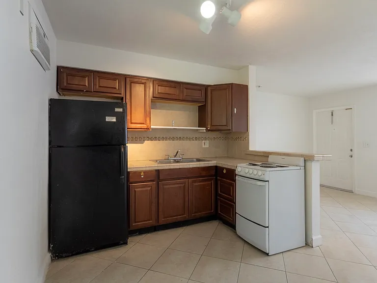 490 SE 21st St #2 — Photo 8