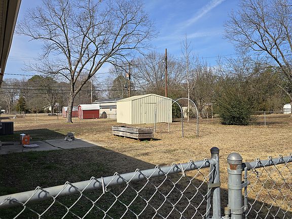 4th image of 4 Lucy Ln