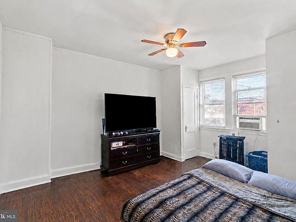 3rd image of 1305 N Linwood Ave